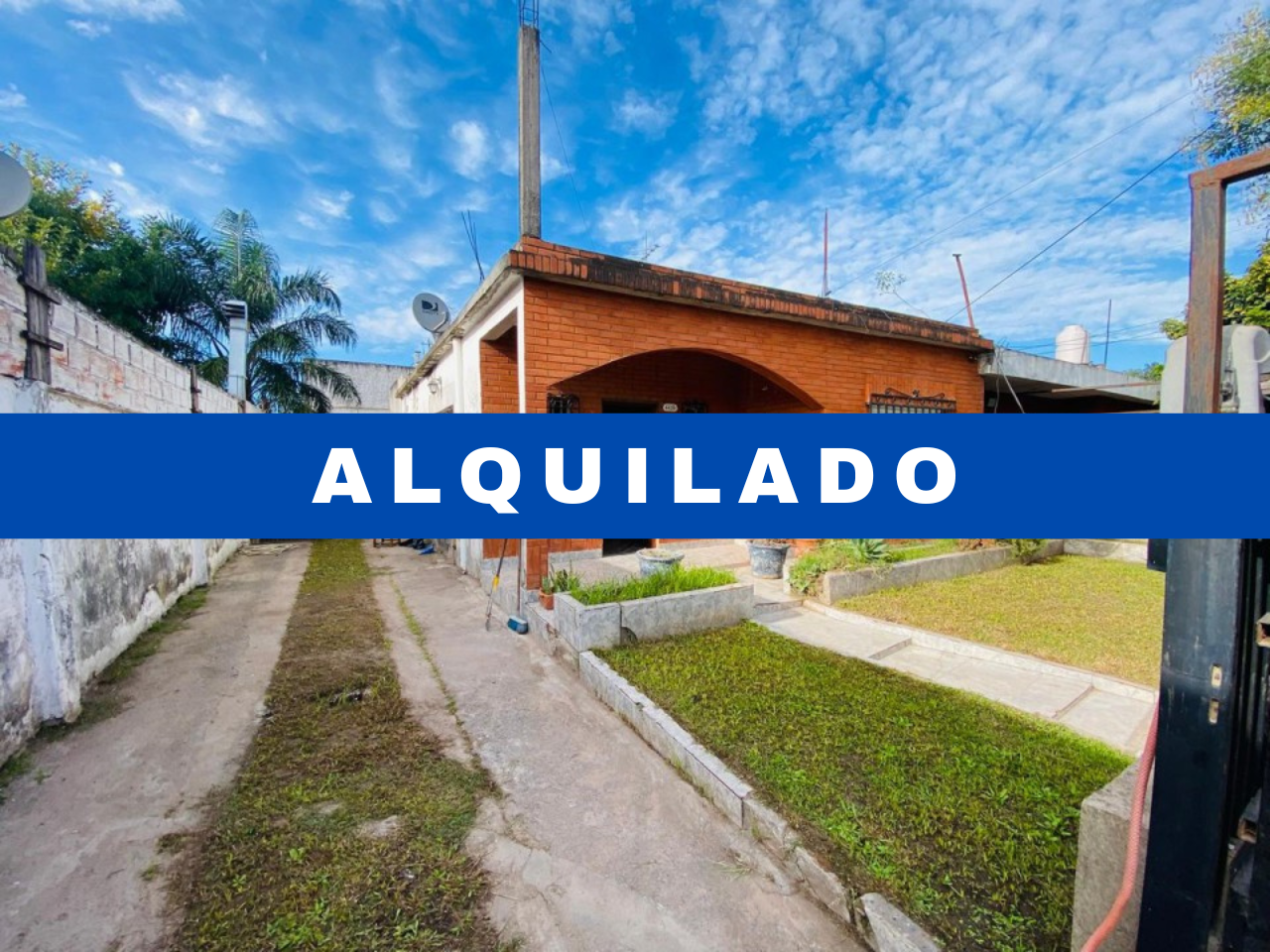 Casa Tres Ambientes En Alquiler En Jose C Paz Con Cochera Y Jardín